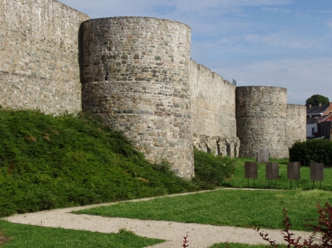 binche-la-medievale-des-remparts-aux-ors-de-la-collegiale-saintursmer